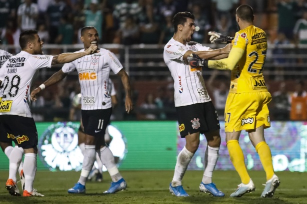 Avelar comemora com Walter o pênalti agarrado pelo arqueiro, no duelo contra o Palmeiras