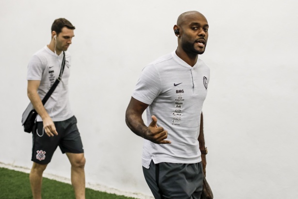 Boselli e Love chegam ao Pacaembu para jogo contra o Palmeiras, pelo Brasileirão
