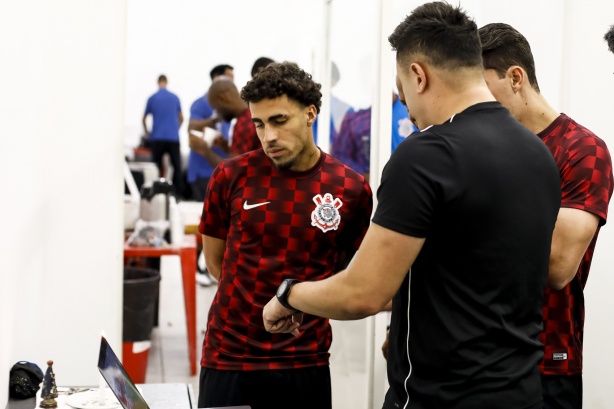 Gabriel chega ao Pacaembu para jogo contra o Palmeiras, pelo Brasileirão