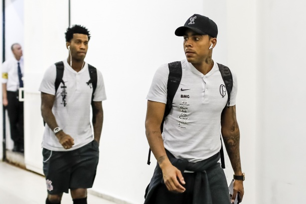 Gil e Gustavo chegam ao Pacaembu para jogo contra o Palmeiras, pelo Brasileirão