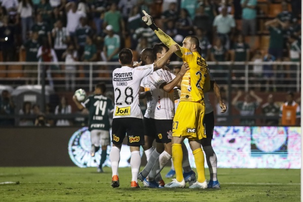 Goleiro Walter pegou pênalti contra o Palmeiras, no estádio do Pacaembu