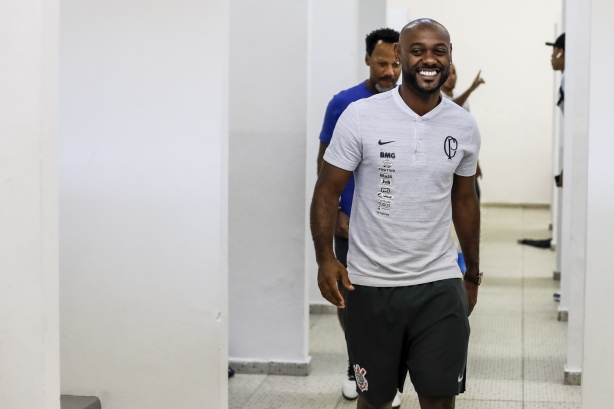 Love chega ao Pacaembu para jogo contra o Palmeiras, pelo Brasileirão