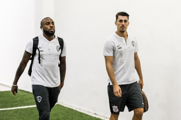 Manoel e Avelar chegam ao Pacaembu para jogo contra o Palmeiras, pelo Brasileirão