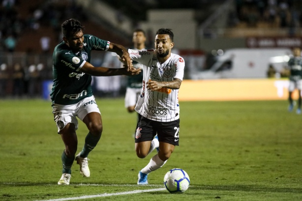 Meia-atacante Clayson durante o Dérbi deste sábado, no Pacaembu