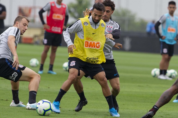 Meia atacante Clayson no último treino antes do jogo contra o Palmeiras