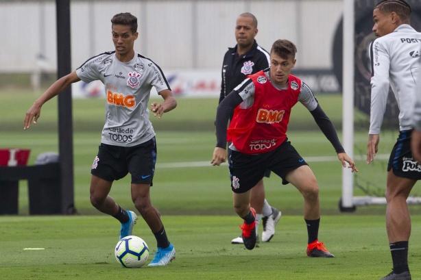 Pedrinho e Lucas Piton no último treino antes do jogo contra o Palmeiras