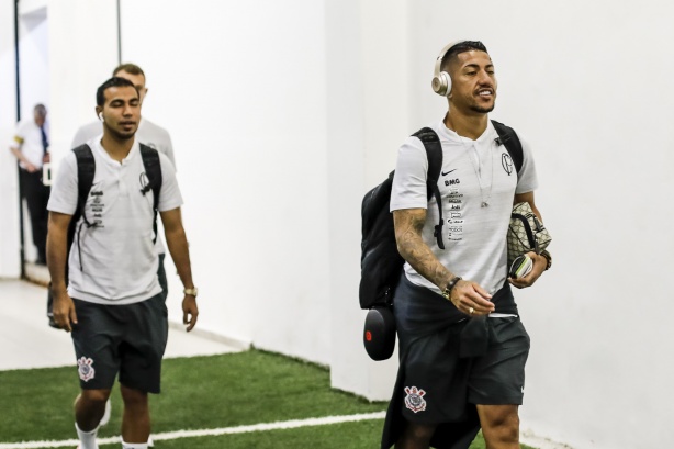 Ralf e Sornoza chegam ao Pacaembu para jogo contra o Palmeiras, pelo Brasileirão