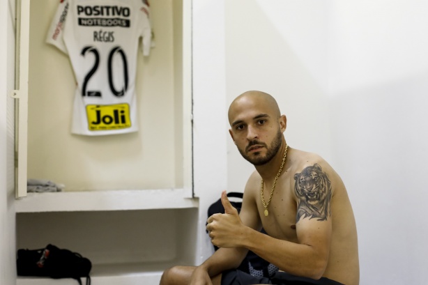 Régis no vestiário do Pacaembu para duelo contra o Palmeiras, pelo Brasileirão