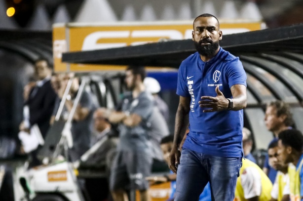 Treinador Coelho durante o Dérbi deste sábado, no Pacaembu