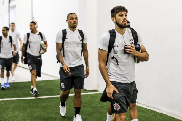 Urso e Méndez chegam ao Pacaembu para jogo contra o Palmeiras, pelo Brasileirão