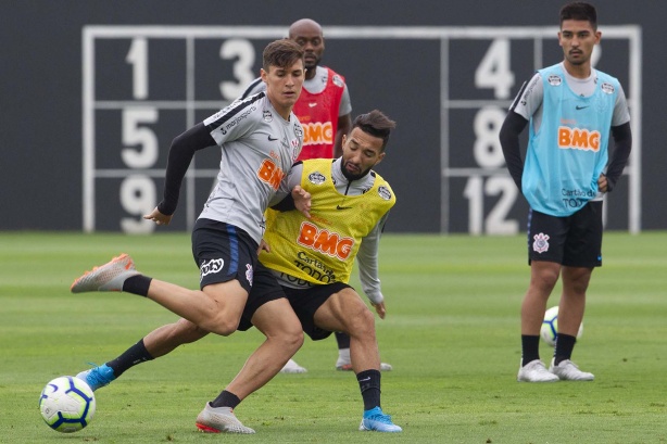 Vital, Clayson e Oya no último treino antes do jogo contra o Palmeiras
