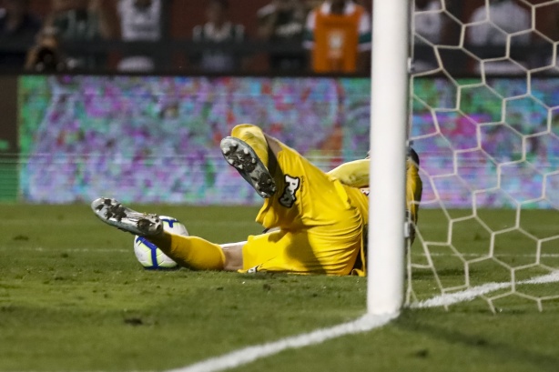 Walter pega pênalti contra o Palmeiras, no Pacaembu, pelo Brasileirão