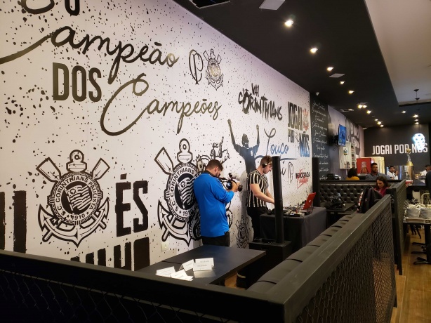 Dizeres relacionados ao Corinthians esto espalhados por toda a lanchonete