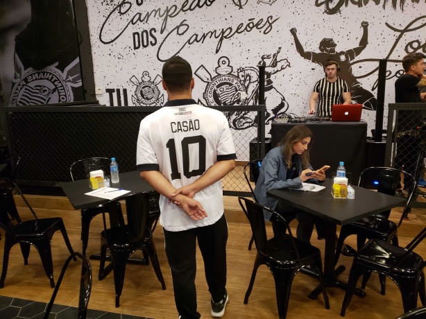 Garçons também usam uniforme em alusão ao Corinthians