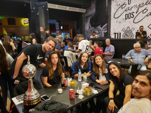 Jogadoras do Corinthians foram ao restaurante com a taça da Libertadores