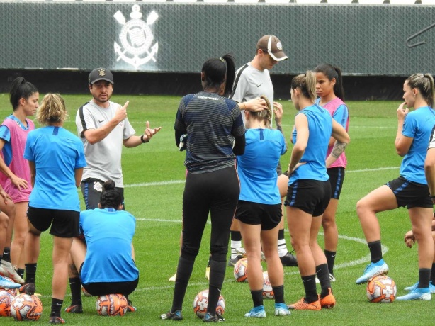 Arthur Elias trabalhou com as jogadoras focado na final de sábado