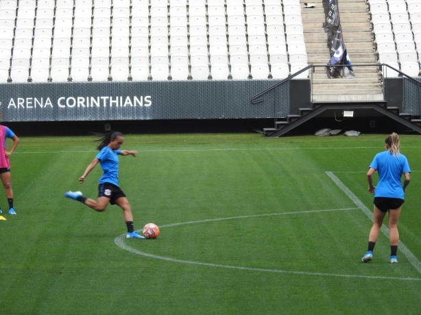 Jogadoras treinaram para conhecer o gramado da Arena Corinthians