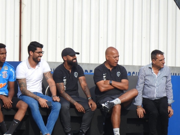 Vilson Menezes (gerente), Dyego Coelho (técnico interino), Mauro da Silva (auxiliar) e Jorge Kalil (diretor-adjunto) acompanharam o jogo-treino no CT do Corinthians