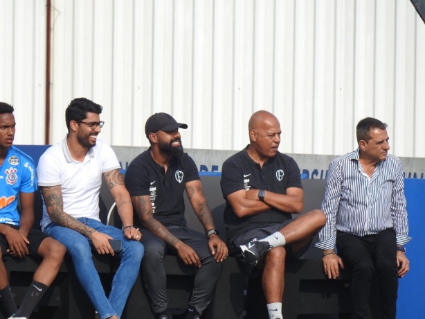 Vilson Menezes (gerente), Dyego Coelho (tcnico interino), Mauro da Silva (auxiliar) e Jorge Kalil (diretor-adjunto) acompanharam o jogo-treino no CT do Corinthians