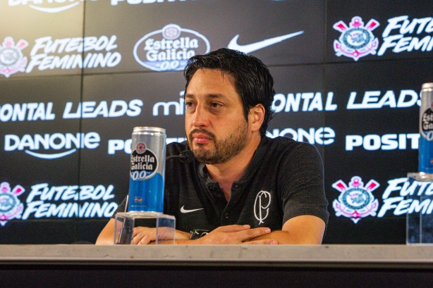 Arthur Elias concede coletiva após treino de reconhecimento na Arena Corinthians
