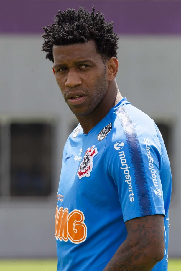Zagueiro Gil no último treinamento antes do jogo contra o ...
