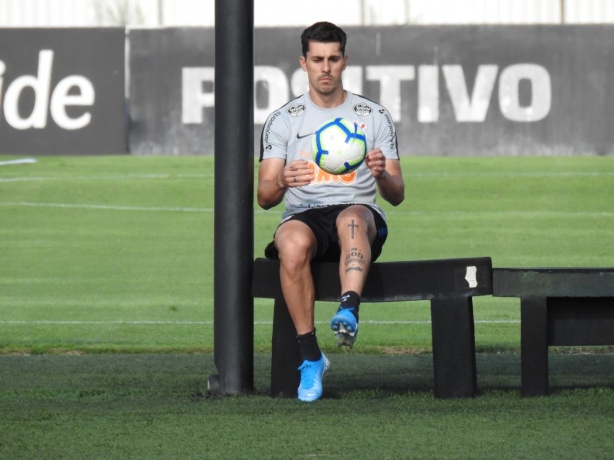 Titular no domingo, Danilo Avelar apenas observou a segunda parte do treinamento