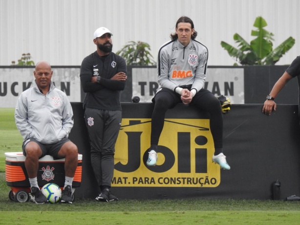 Mauro da Silva (auxiliar), Dyego Coelho (técnico interino) e Cássio, que acompanhou os minutos finais, à beira do gramado