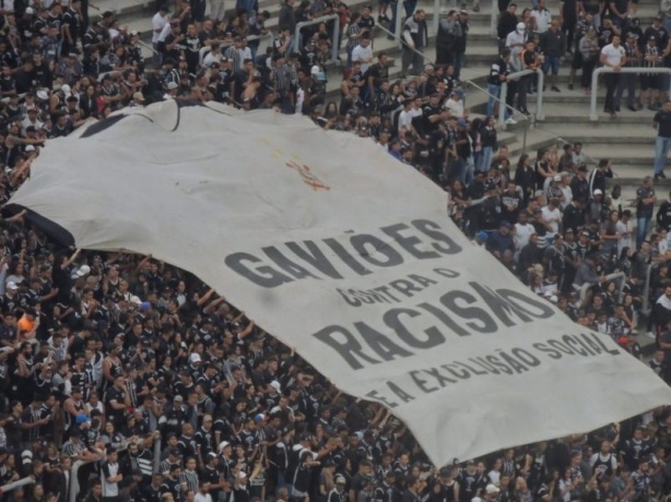 Bandeirão da Gaviões com mensagem contra discriminação
