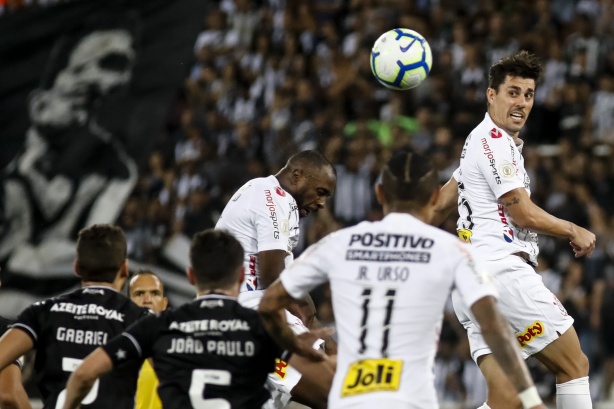 Manoel e Avelar na derrota para o Botafogo, pelo Brasileirão, no estádio Nilton Santos
