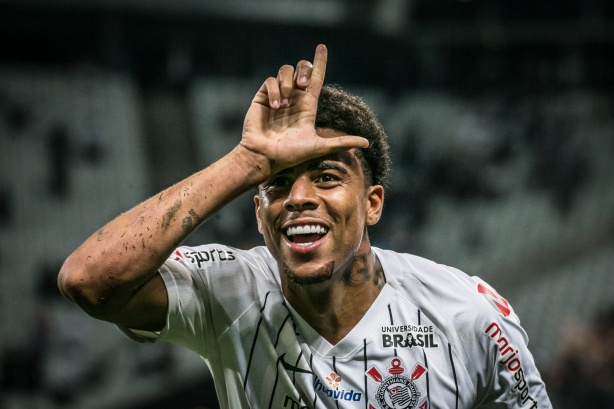 Atacante Gustavo durante jogo contra o Avaí, pelo Campeonato Brasileiro