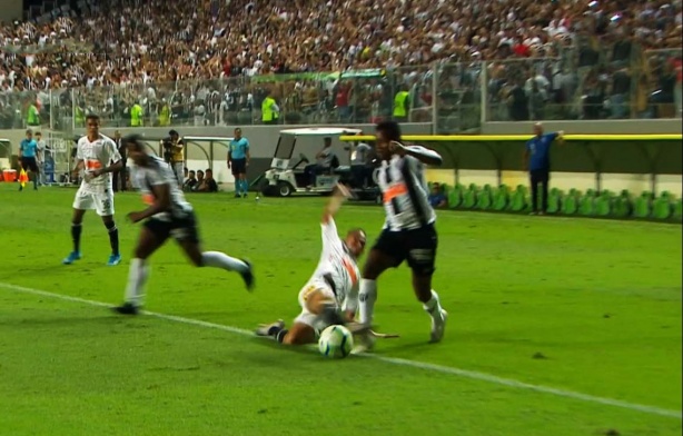 Janderson cometeu pênalti em Cazares na metade do segundo tempo