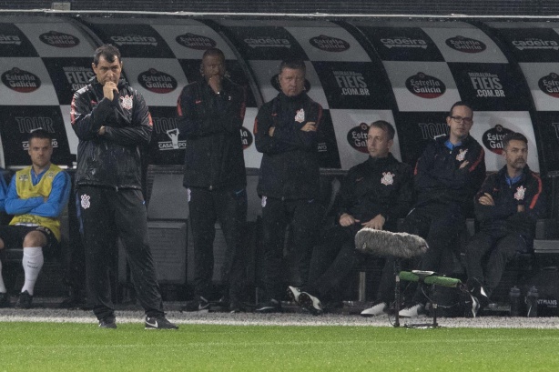 O técnico Fábio Carille esteve no banco de reservas do Corinthians diante do Atlético-MG no duelo do primeiro turno