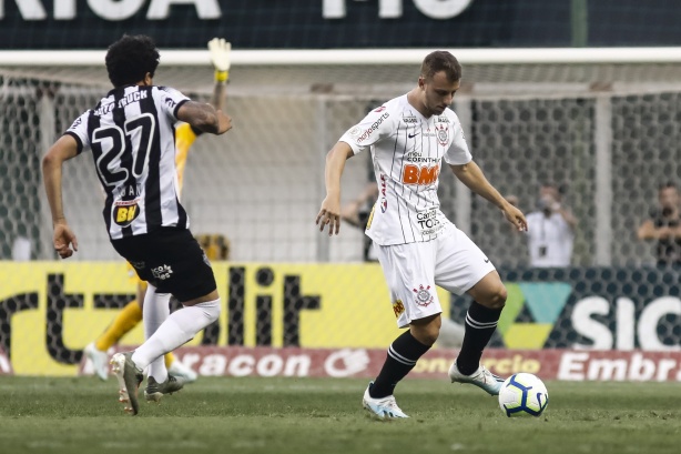 Carlos Augusto durante jogo com o Atlético-MG, pelo Campeonato Brasileiro