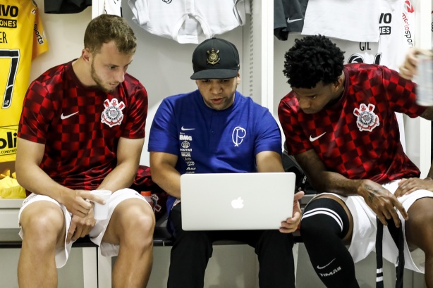 Carlos e Gil no vestiário antes do jogo contra o Atlético Mineiro