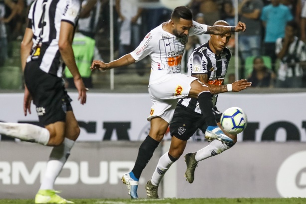 Clayson durante jogo com o Atlético-MG, pelo Campeonato Brasileiro