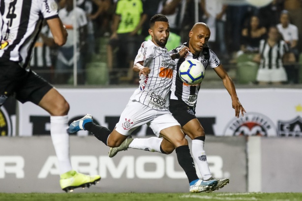 Clayson durante jogo com o Atlético-MG, pelo Campeonato Brasileiro