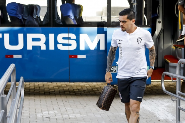 Fagner chega ao estádio Independência para jogo contra o Atlético Mineiro