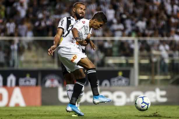Garoto Pedrinho durante jogo com o Atlético-MG, pelo Campeonato Brasileiro