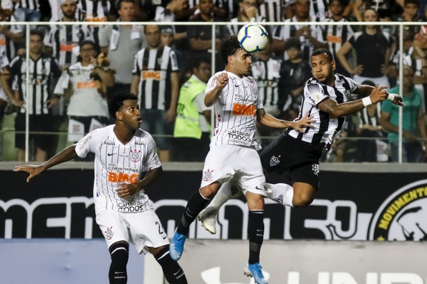 Gil e Gabriel durante jogo com o Atlético-MG, pelo Campeonato Brasileiro