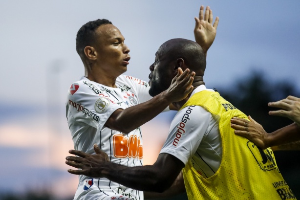 Janderson comemora seu gol com Vagner Love