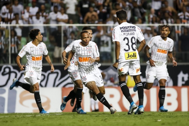 Janderson e companheiros durante jogo com o Atlético-MG, pelo Campeonato Brasileiro