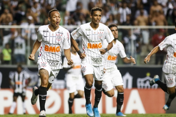 Janderson e Pedrinho durante jogo com o Atlético-MG, pelo Campeonato Brasileiro