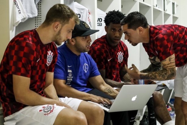 Jogadores do Corinthians no vestiário antes do jogo contra o Atlético Mineiro