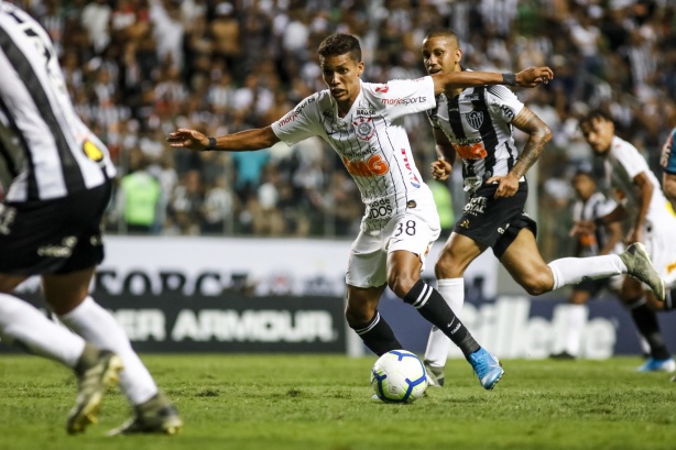 Pedrinho durante jogo com o Atlético-MG, pelo Campeonato Brasileiro