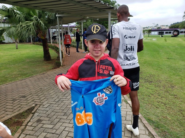 Jadilson, feliz e orgulhoso com o presente que ganhou do ídolo corinthiano