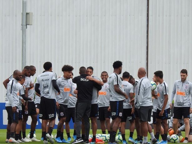Jogadores cumprimentaram Dyego Coelho antes da bola rolar no CT do Corinthians