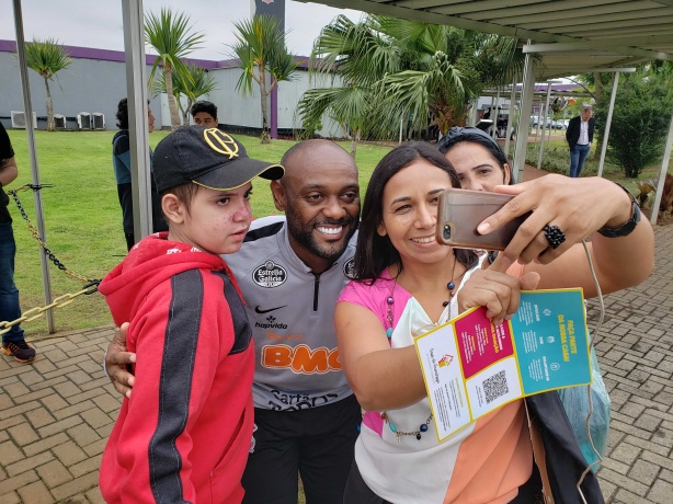 Vagner Love fez questão de tirar foto com Jadilson e seus familiares