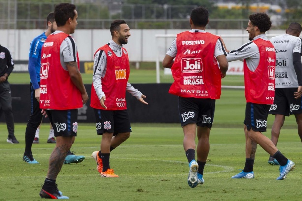 Clayson e companheiros voltam aos treinos para último compromisso do Timão no ano