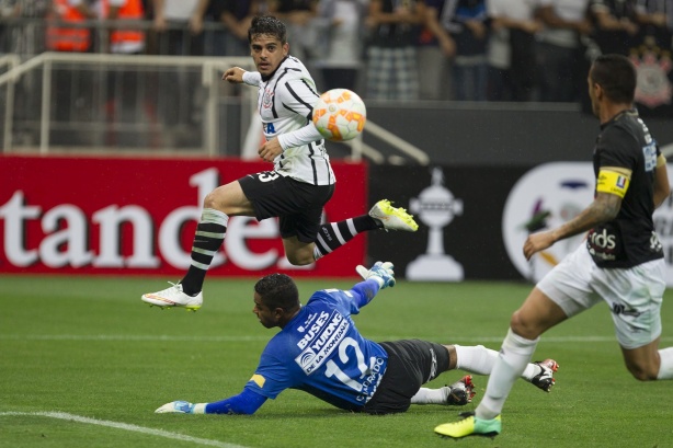 Fagner anotou um dos 4 gols do Corinthians na goleada sobre o Once Caldas, pela pré-Libertadores de 2015; uma das jogadas coletivas mais bonitas do estádio até hoje