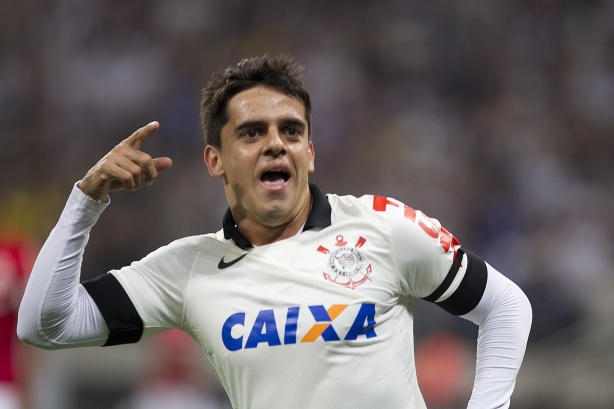 Fagner comemora o gol contra o Inter, a primeira vitória do Corinthians na Arena, em junho de 2014